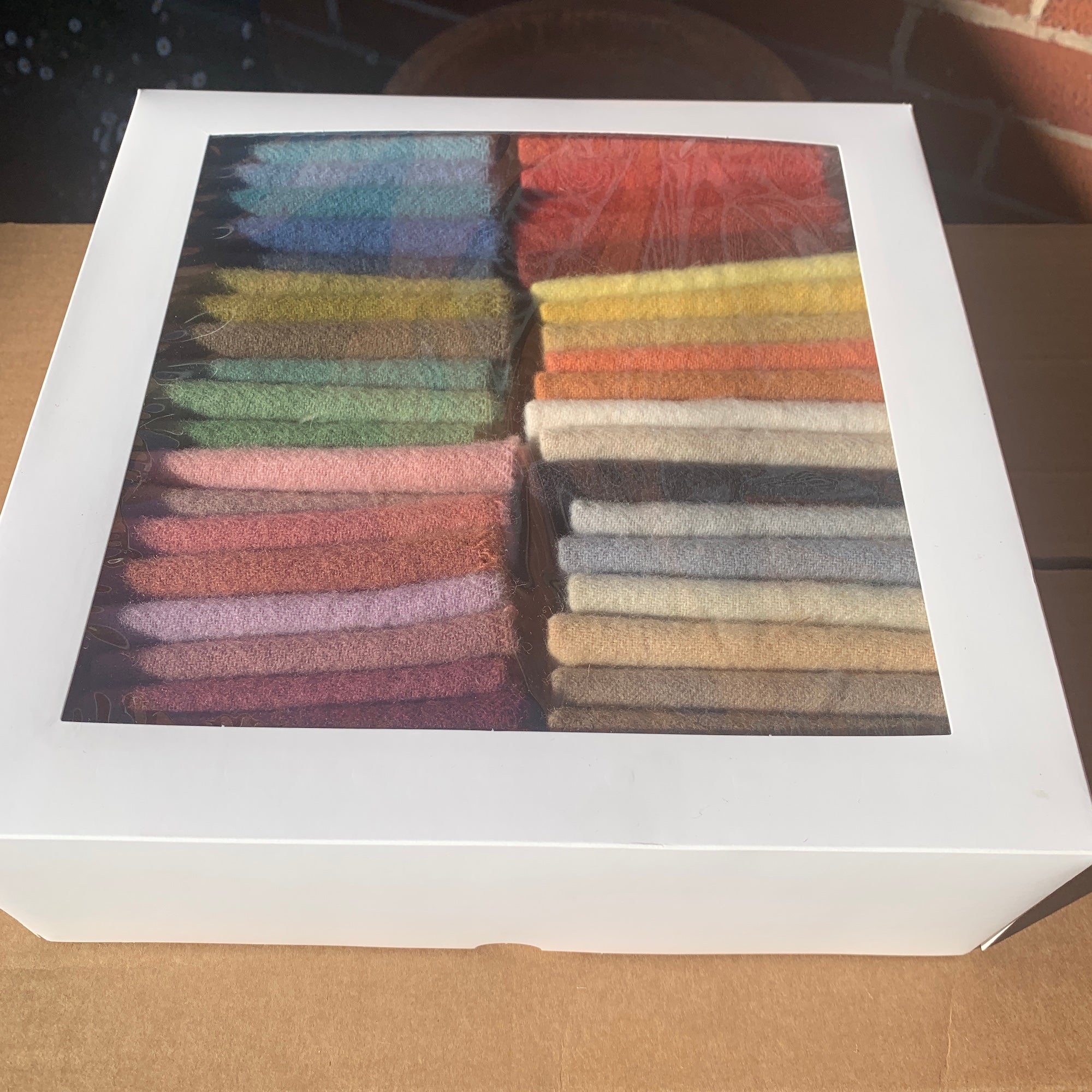anni-downs-woven-wool-lamb-box-coffret-laine-tiss-e-mixte image 2
