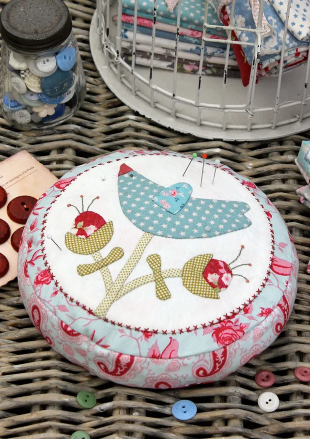 anni-downs-pincushions-lilly-s-bluebird-patron-pique-pingles image 1