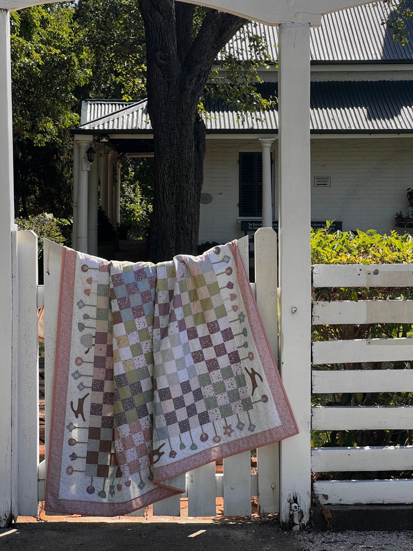 anni-downs-around-the-mulberry-bush-patron-quilt-appliqu-li-vre image 2