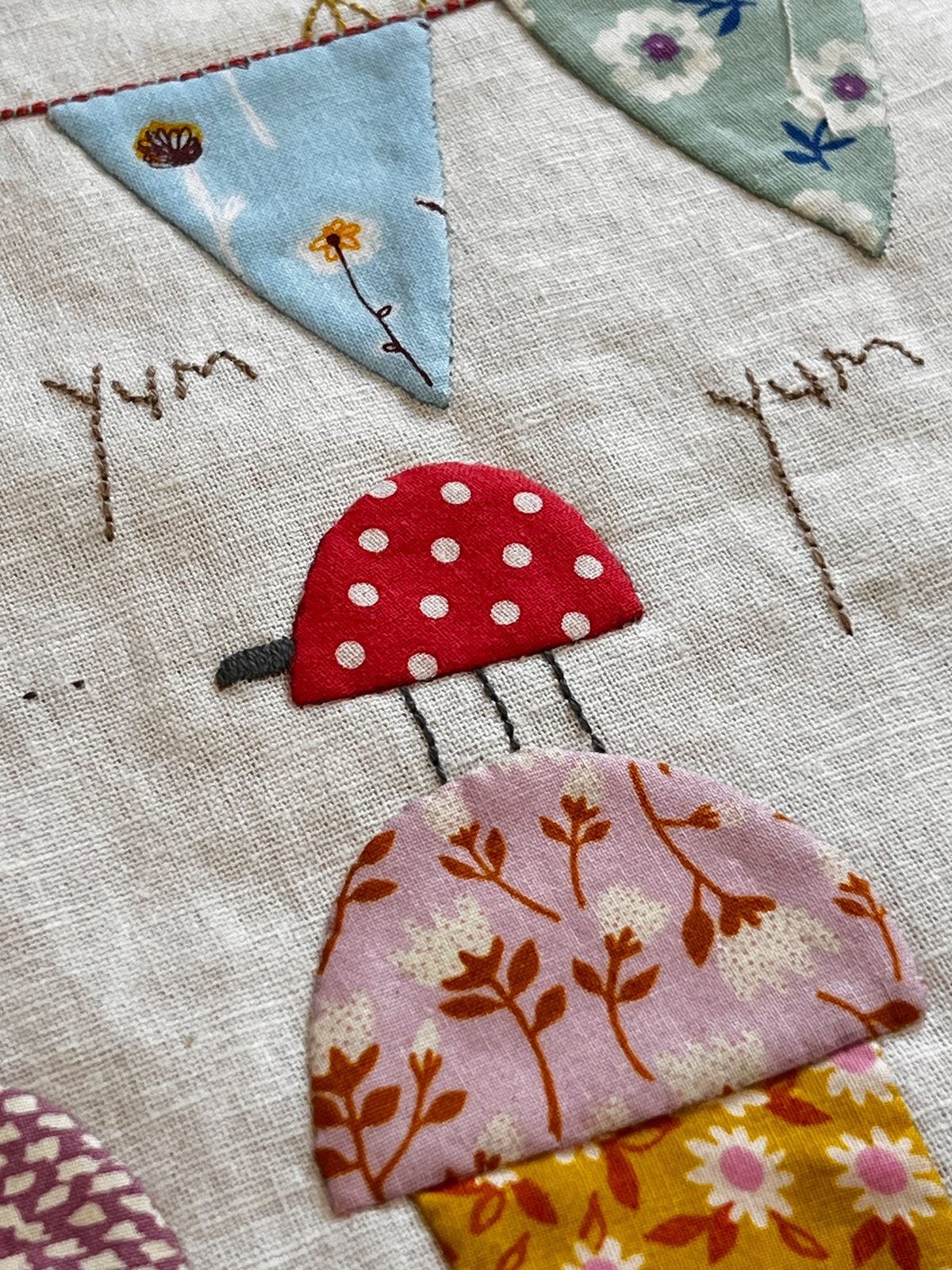 anni-downs-quilts-sunshine-and-lollipops-patron-quilt-appliqu image 5