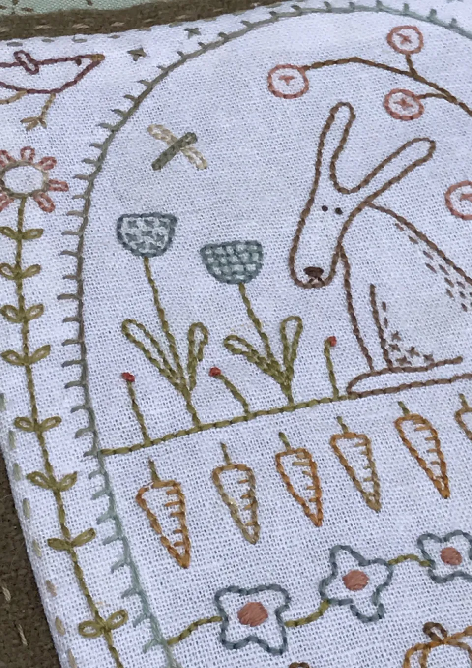 anni-downs-rabbit-veggie-patch-needlebook-lapin-potager image 1