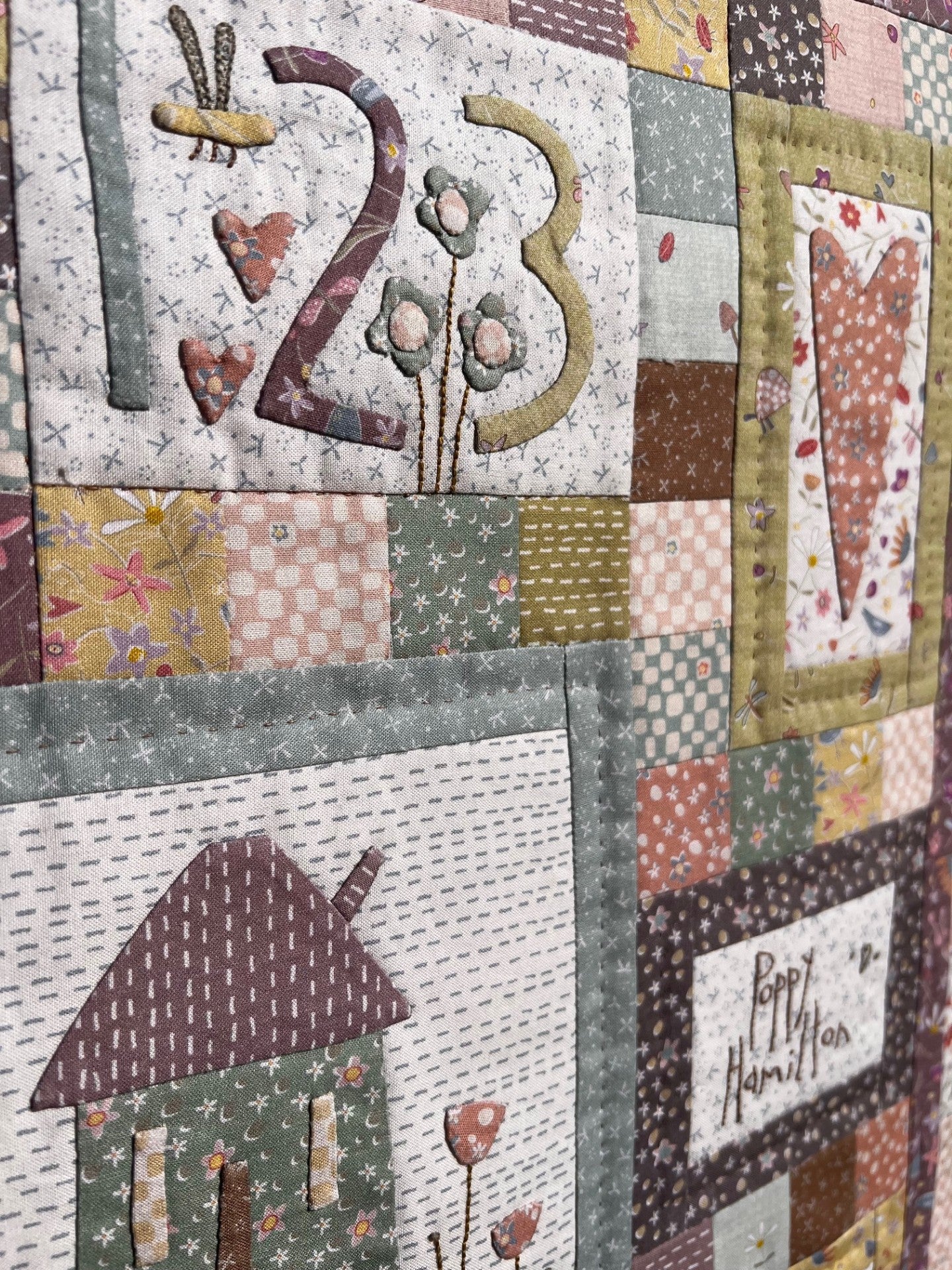 anni-downs-stitcheries-time-to-daydream-patron-quilt-b-b image 2