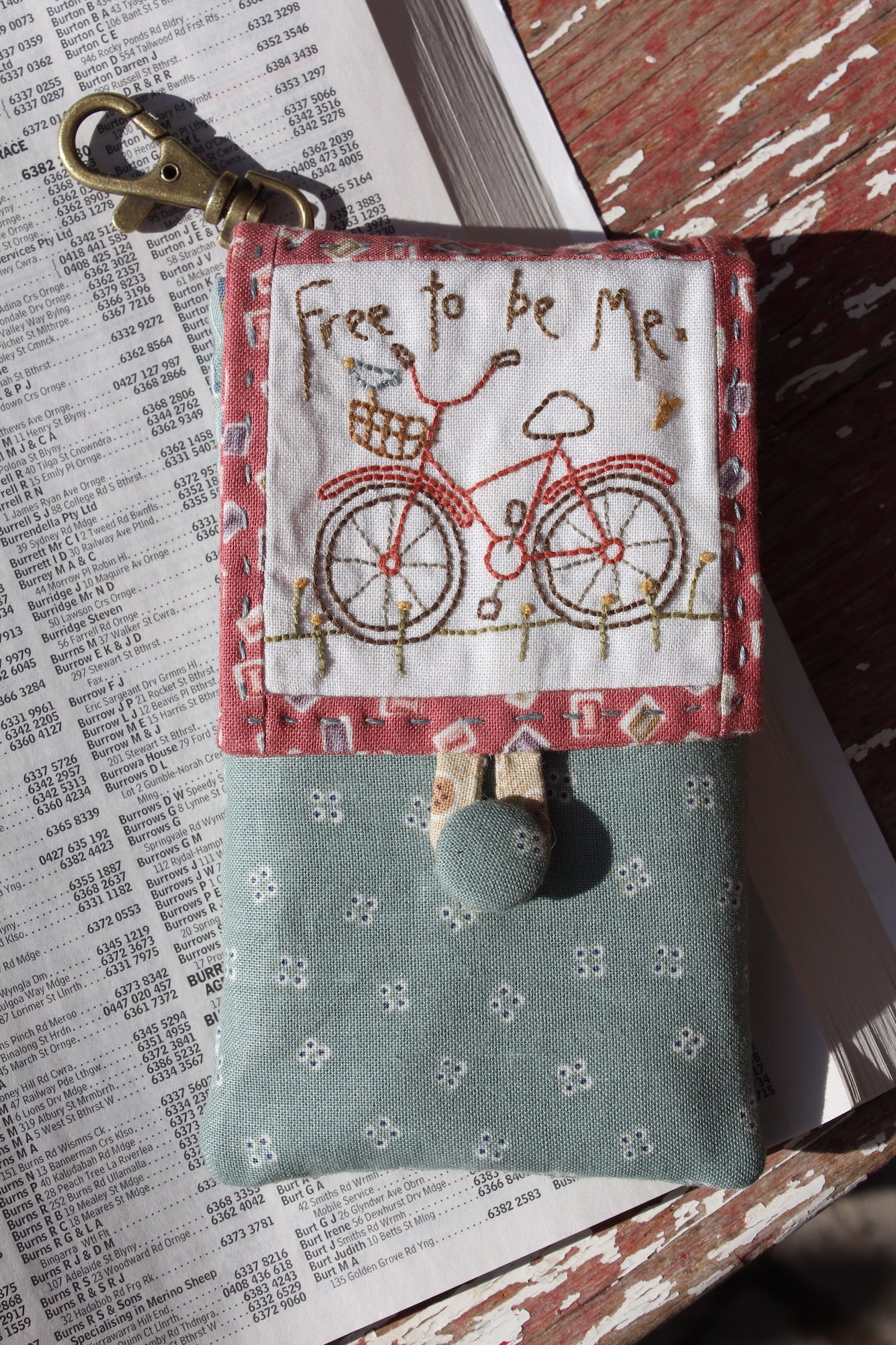 anni-downs-free-to-be-me-tui-t-l-phone-broderie-tissu image 2