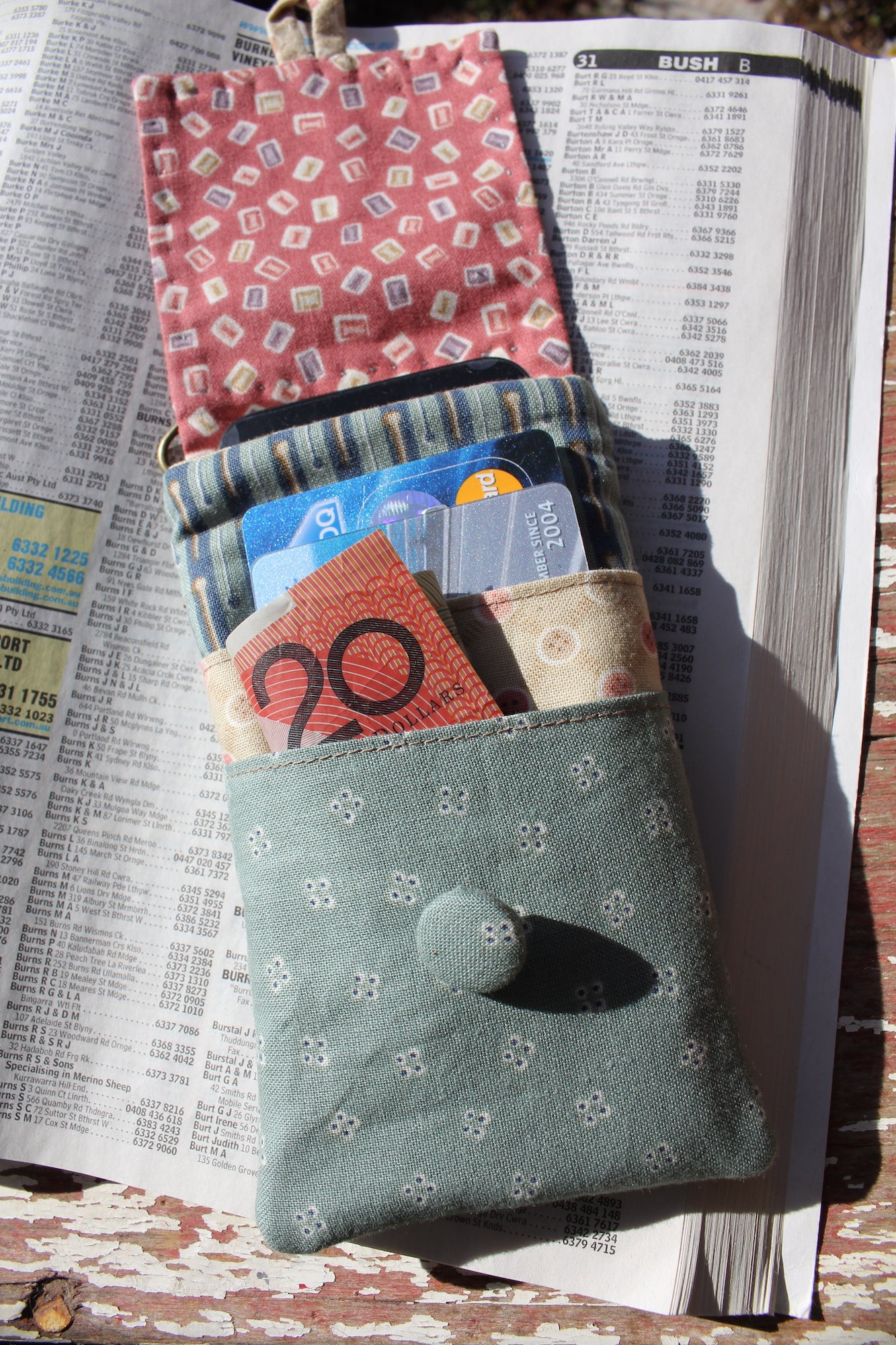 anni-downs-free-to-be-me-tui-t-l-phone-broderie-tissu image 3