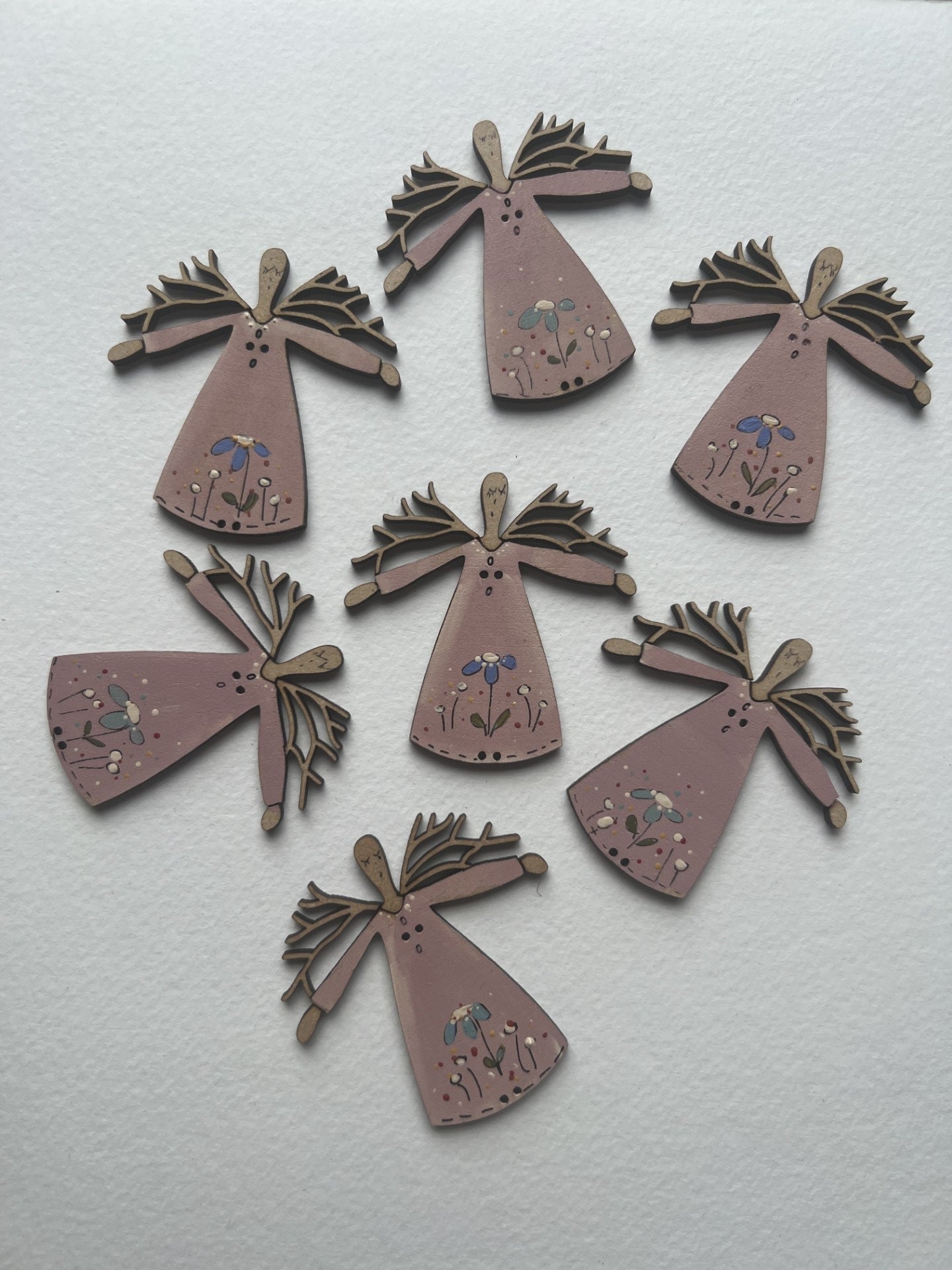 anni-downs-twig-angels-bouton-bois-ange-peint-main-50-mm image 3