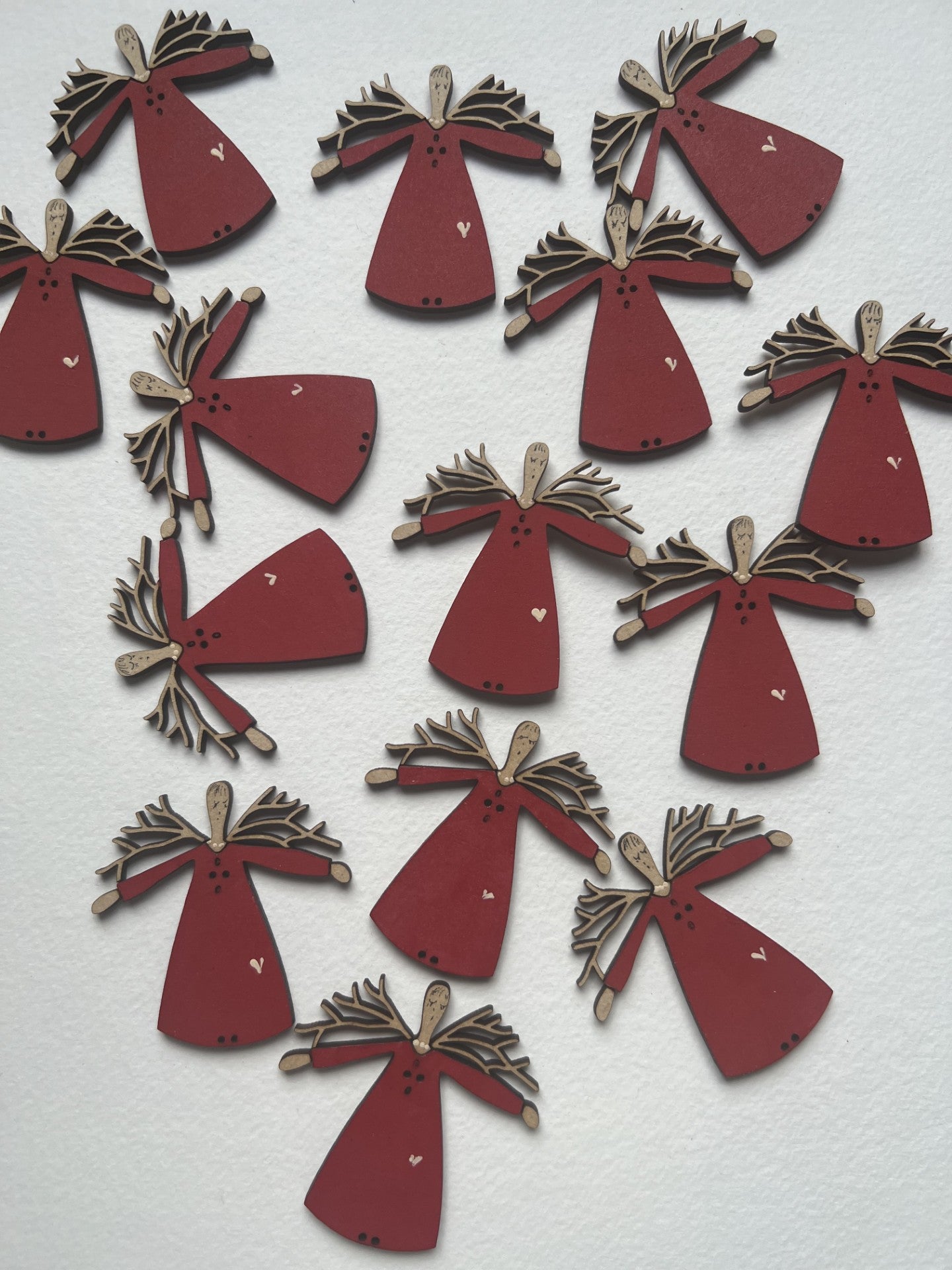 anni-downs-twig-angels-bouton-bois-ange-peint-main-50-mm image 2