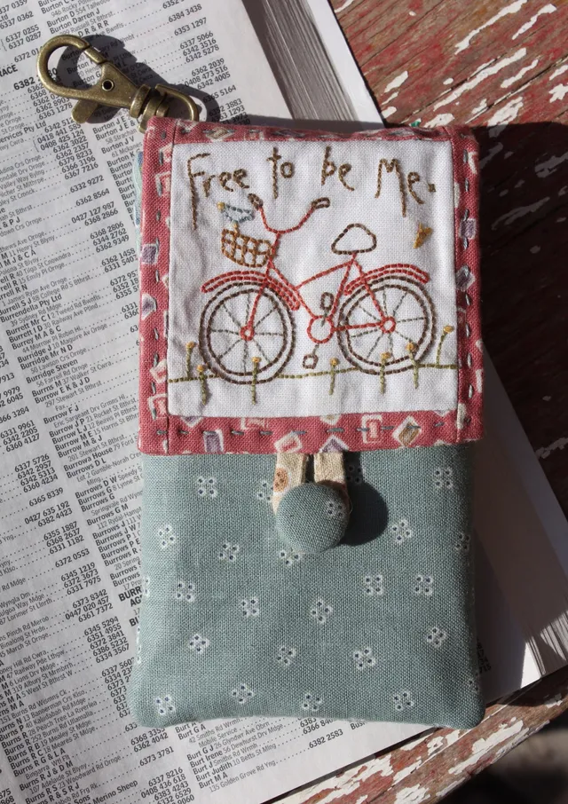 anni-downs-free-to-be-me-tui-t-l-phone-broderie-tissu image 1