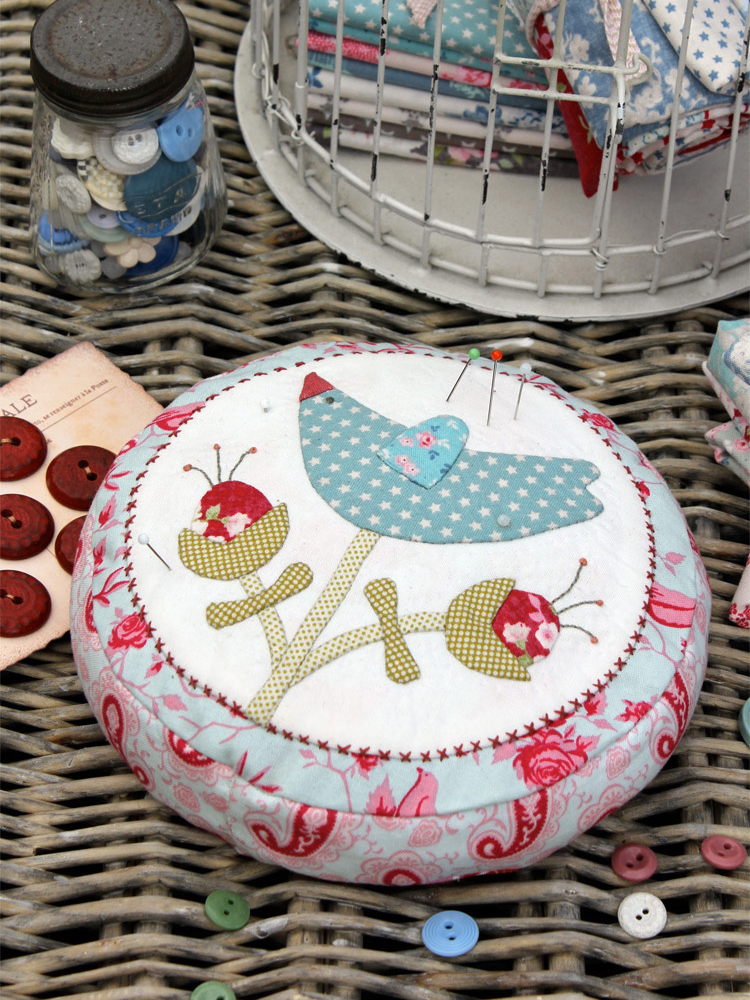 anni-downs-pincushions-lilly-s-bluebird-patron-pique-pingles image 2
