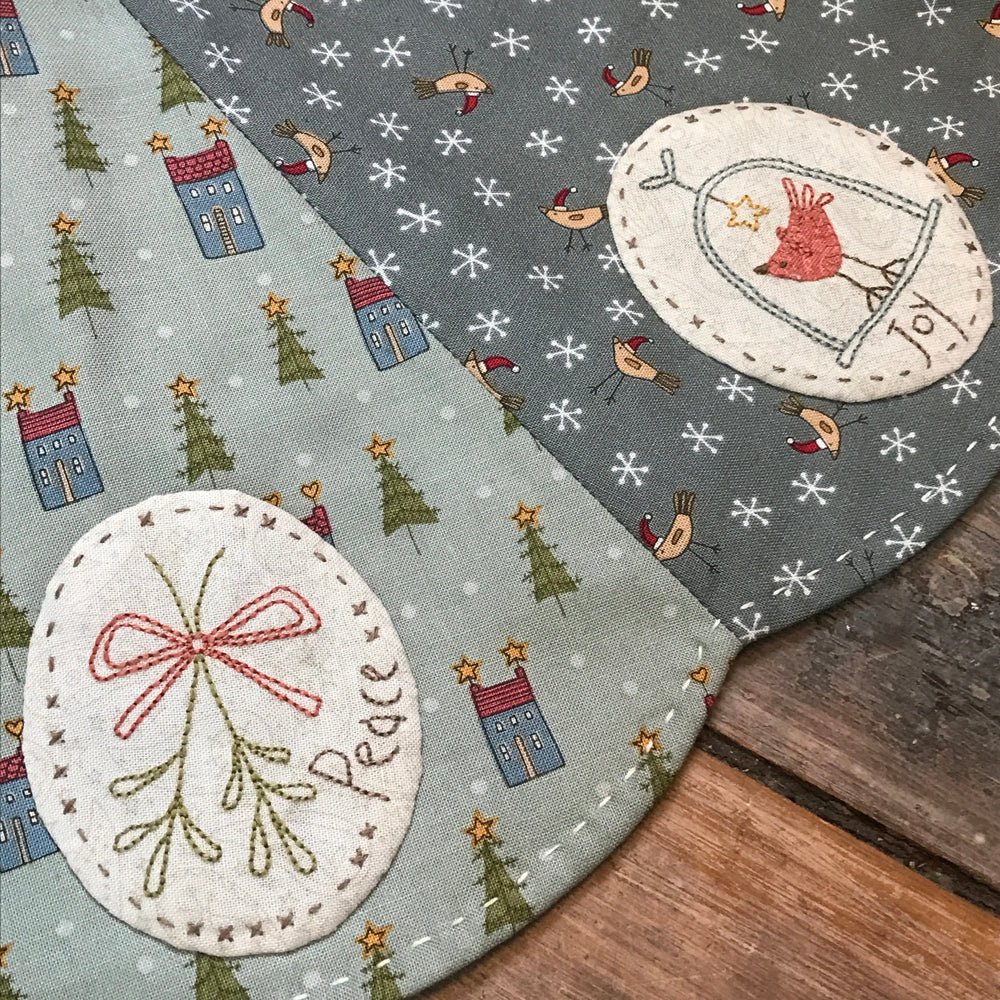 anni-downs-quilts-the-giving-tree-skirt-patron-jupe-sapin-no-l image 2