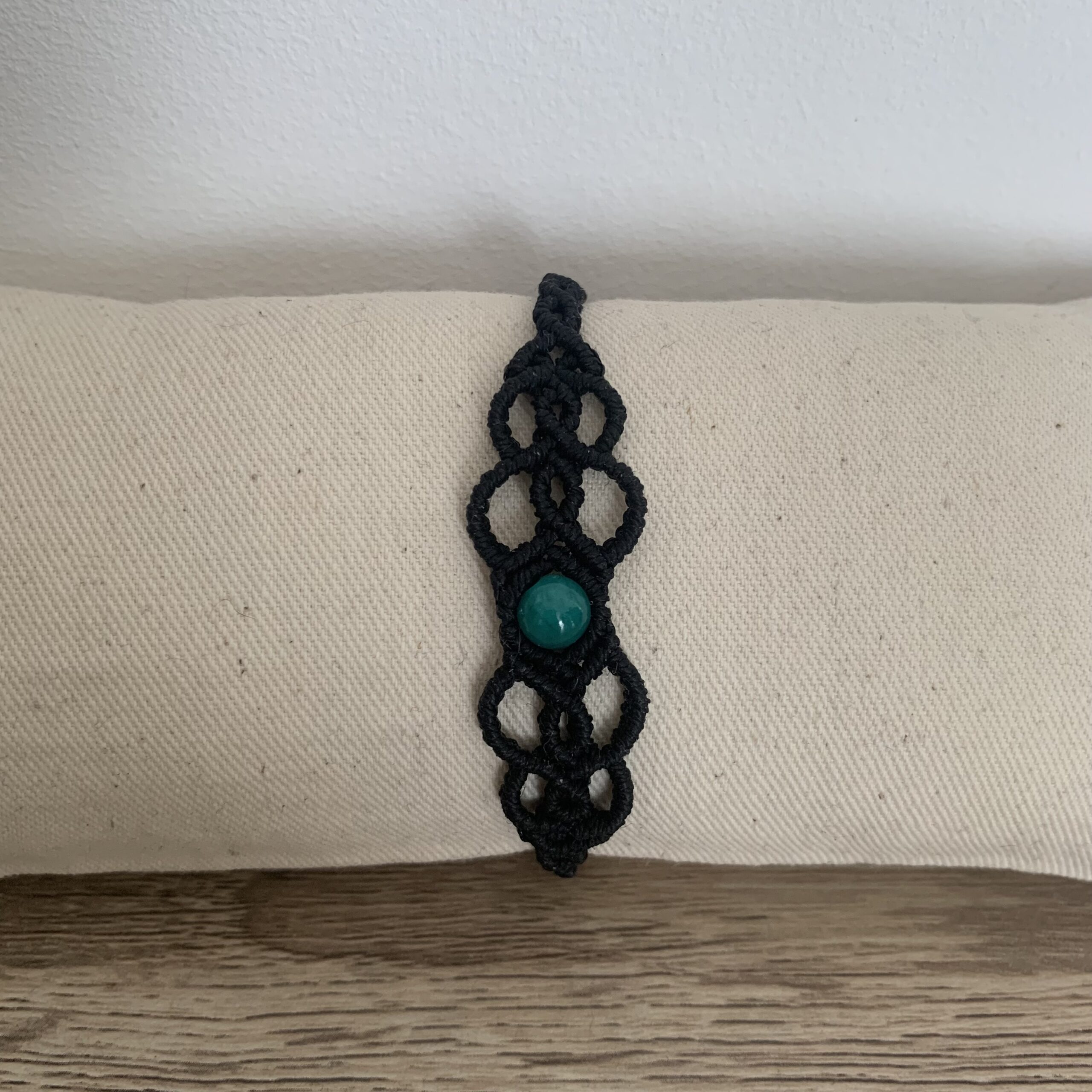 atelier-n-caux-bracelet-micro-macram-dentelle-jade-teint-noir-r-glable image 2