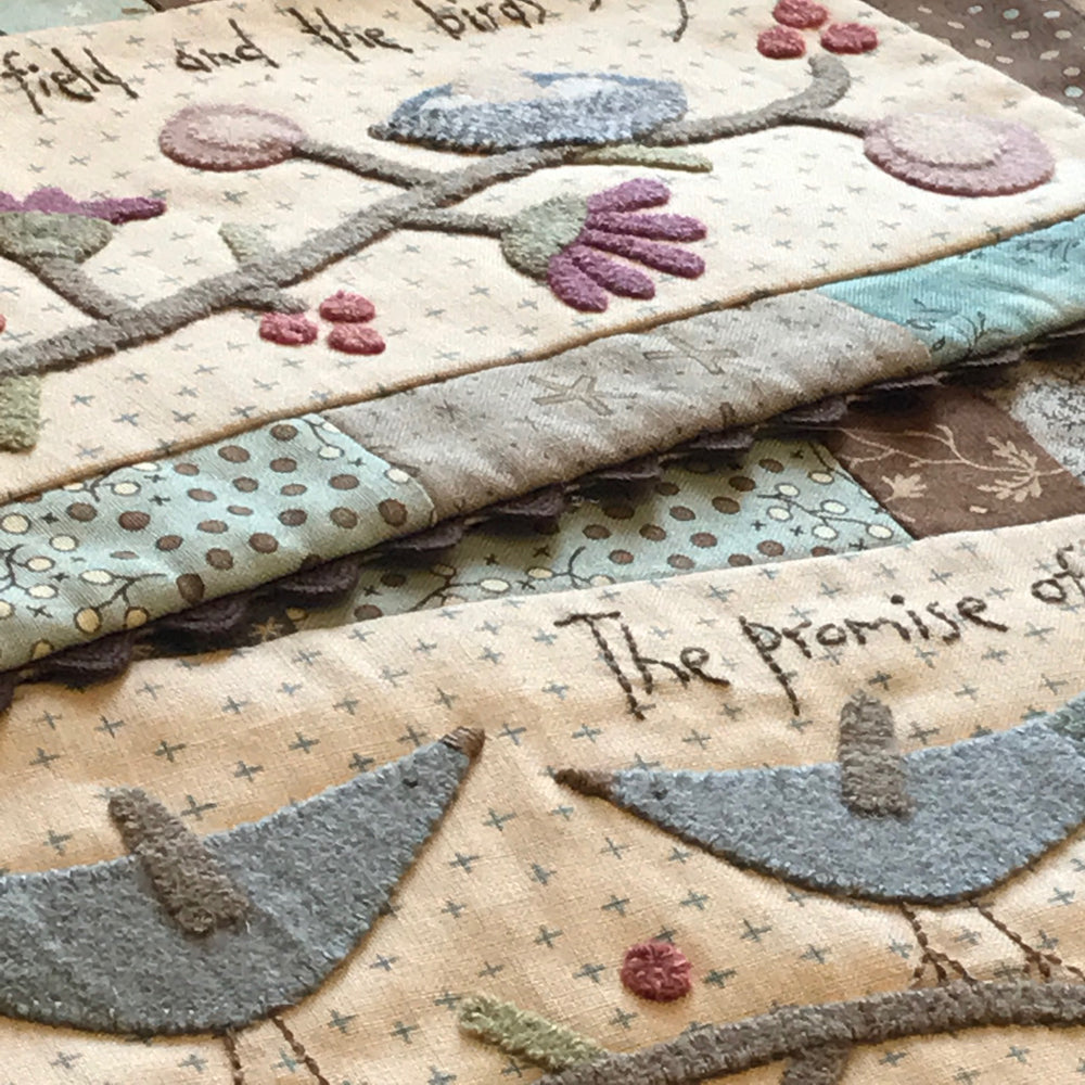 anni-downs-table-runners-songbird-patron-chemin-de-table-oiseaux image 3
