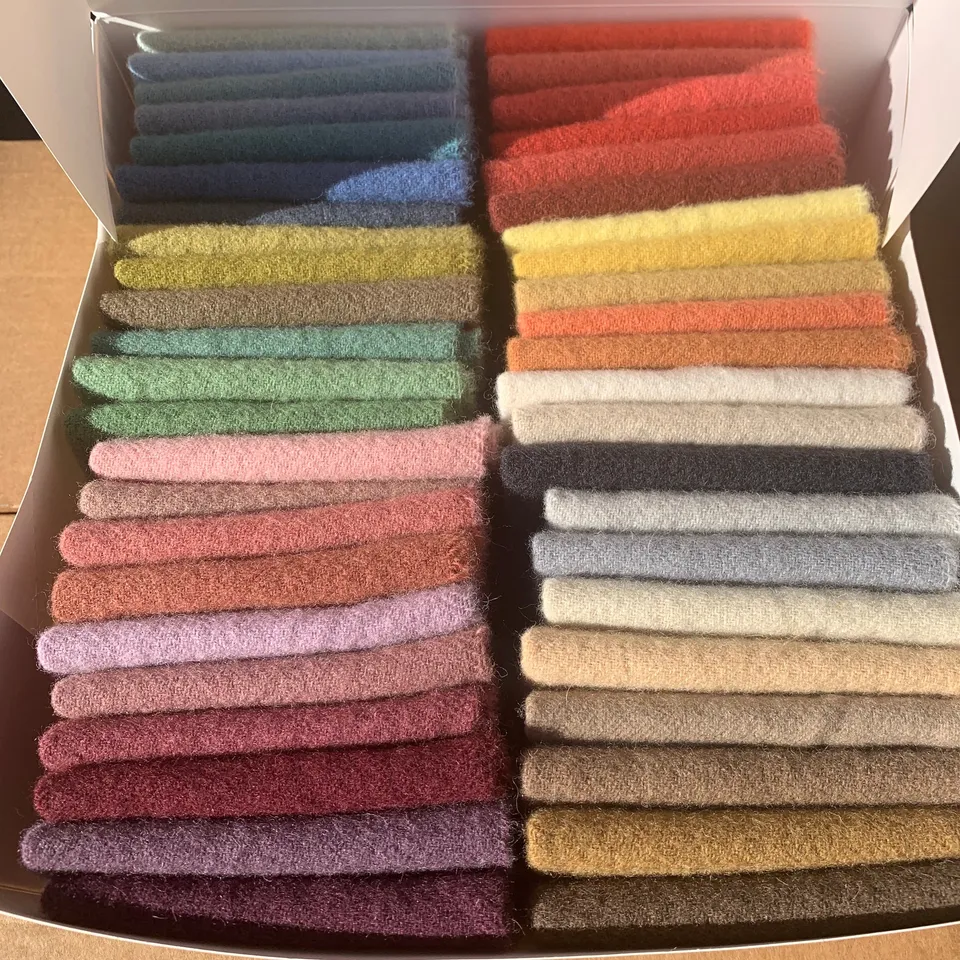 anni-downs-woven-wool-lamb-box-coffret-laine-tiss-e-mixte image 1