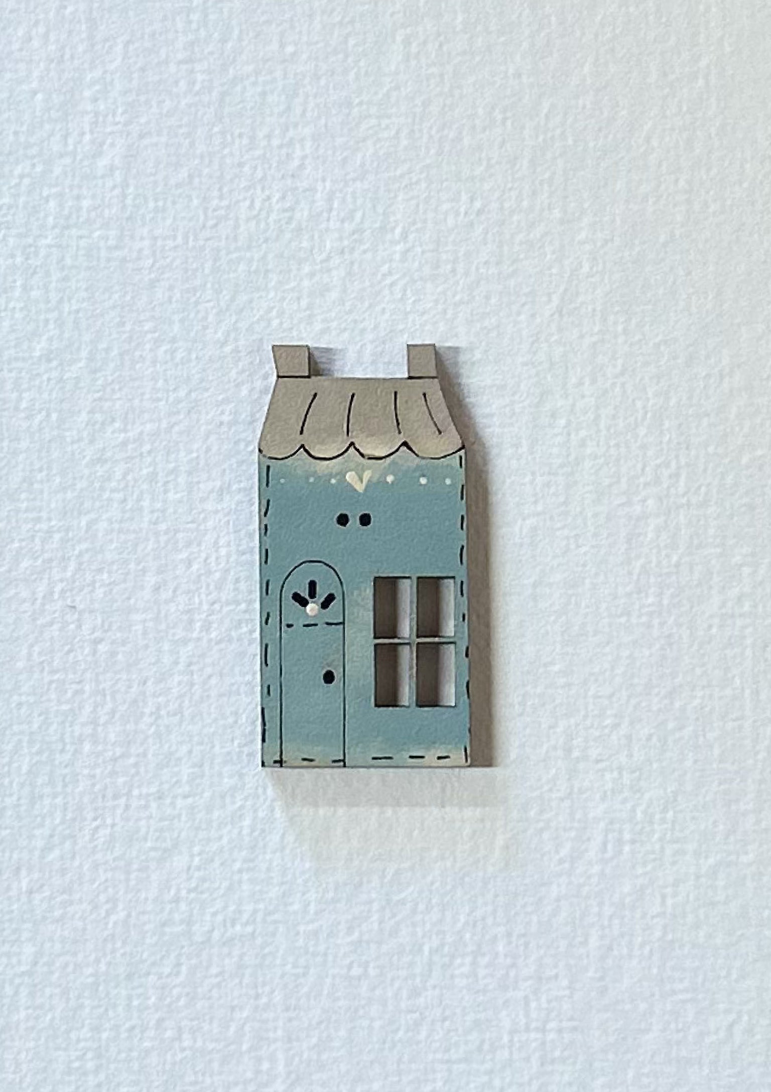 anni-downs-the-shoppe-bouton-bois-maison-bleu image 2