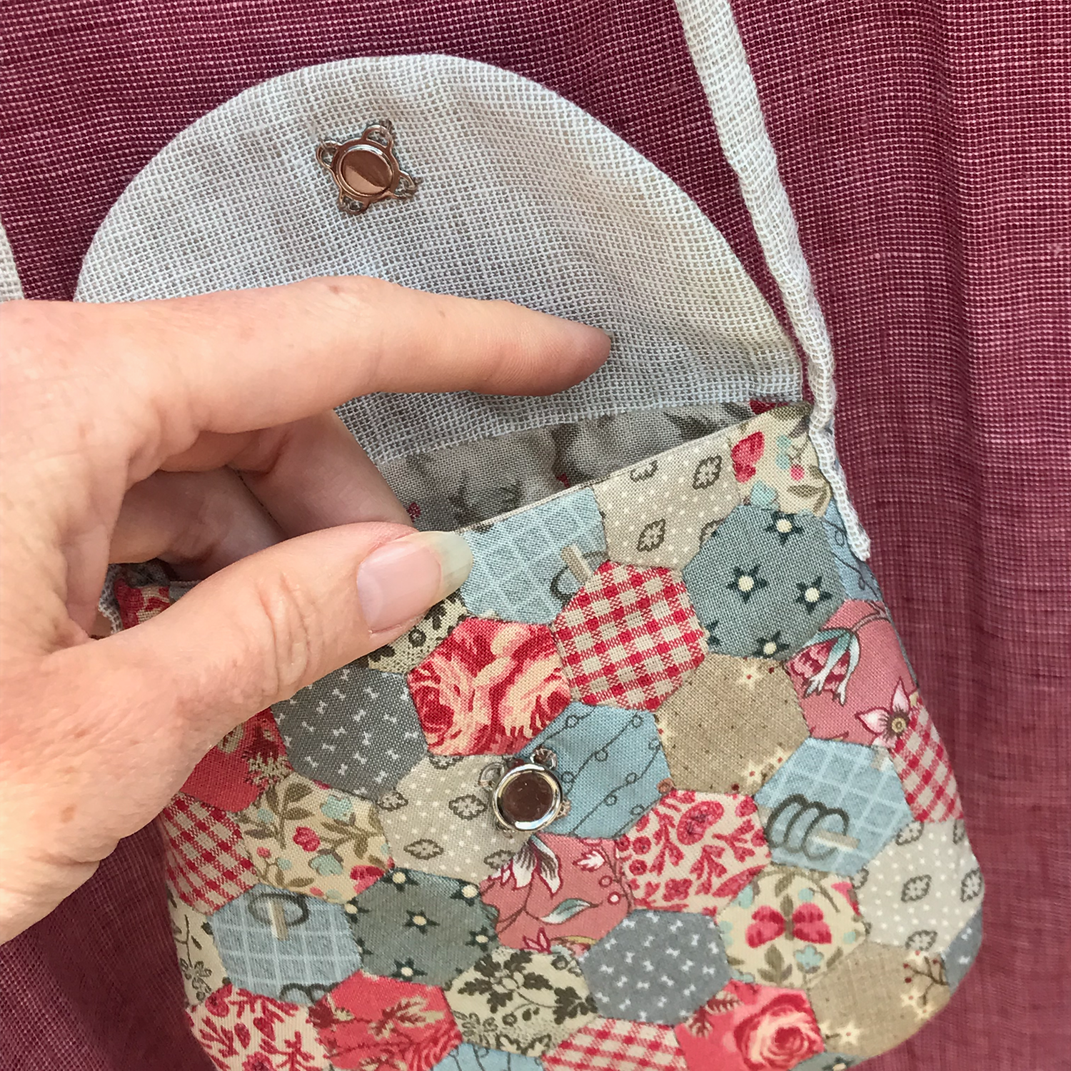 anni-downs-tread-gently-patron-petit-sac-tissu-brod-13-cm image 3