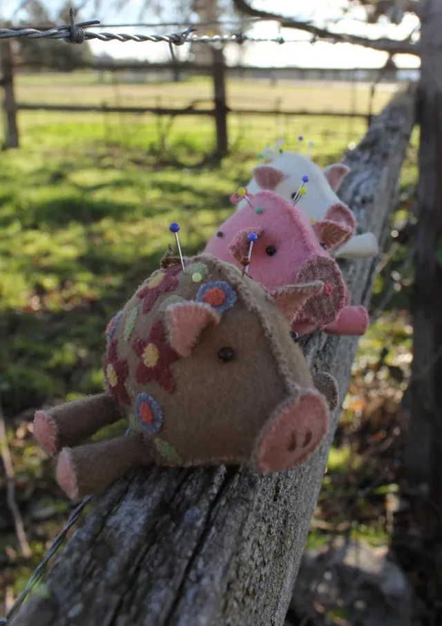 anni-downs-pincushions-pin-pigs-pique-aiguilles-kit-3-cochons image 1