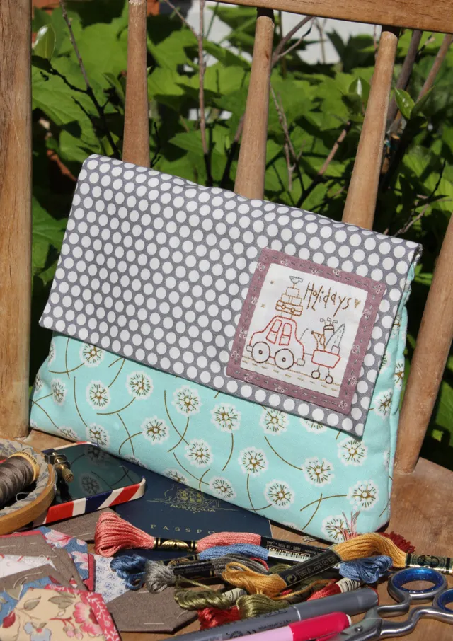 anni-downs-my-holiday-bag-petit-sac-tissu-broderie-pr-imprim-e image 1