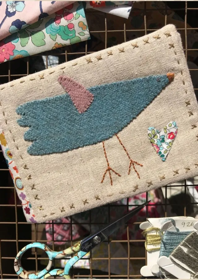 anni-downs-little-bird-needlebook-porte-aiguilles-kit image 1