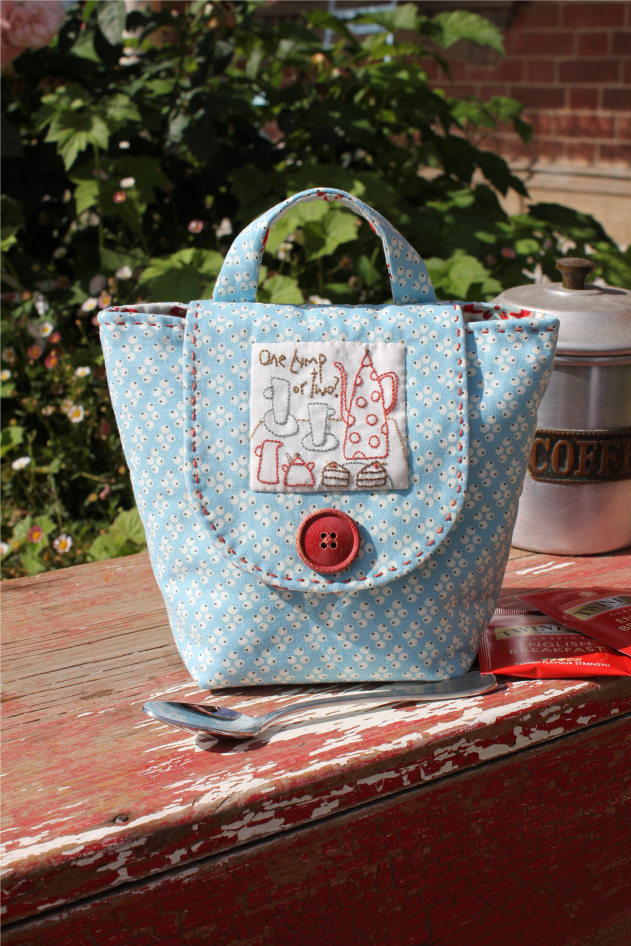 anni-downs-tea-anyone-mug-bag-sac-broder-20x10-cm image 2