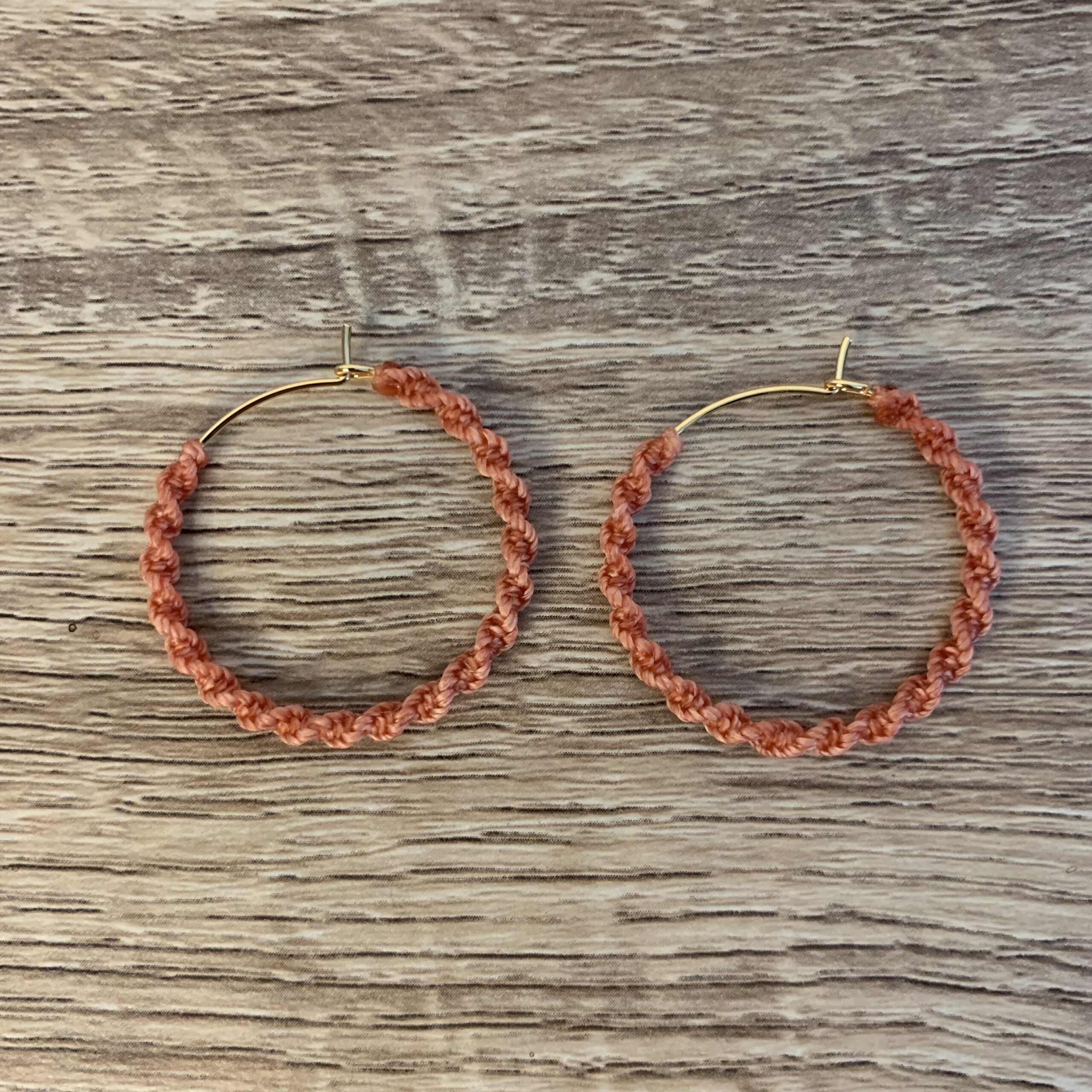 atelier-n-caux-boucles-d-oreilles-micro-macram-isalia-dor-4-coloris image 2