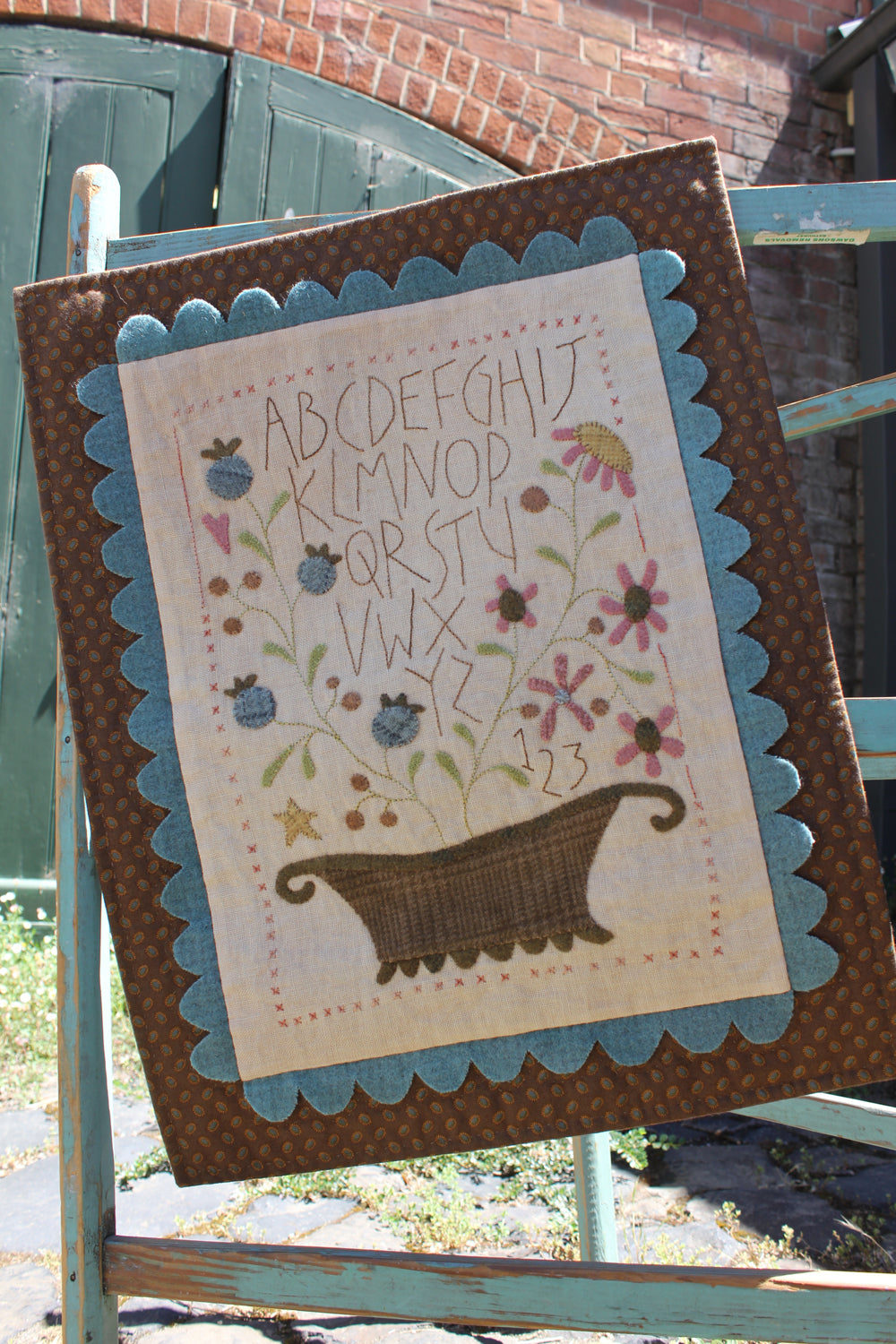 anni-downs-sophie-s-flower-sampler-patron-broderie-appliqu image 2