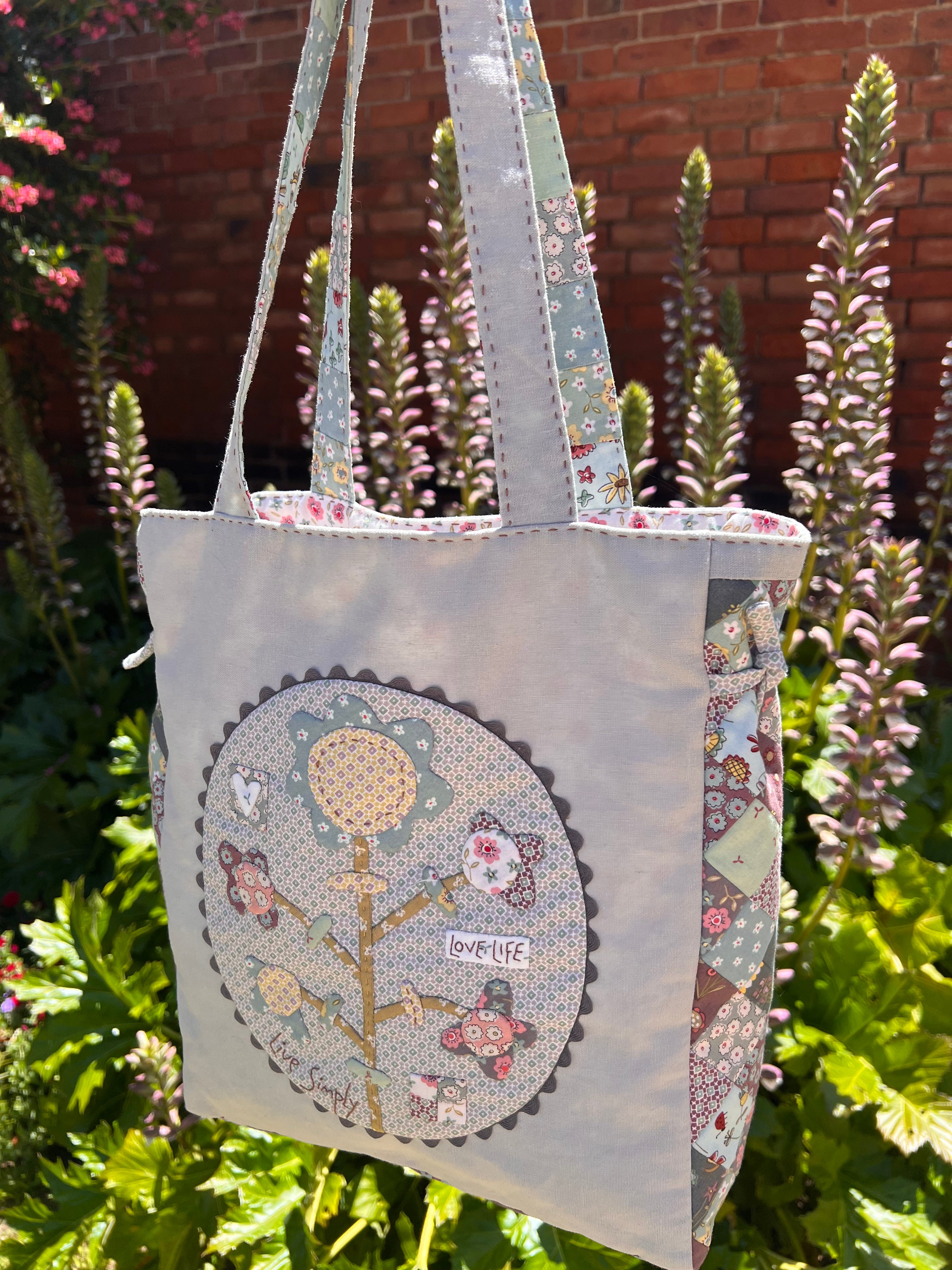 anni-downs-signs-of-spring-patron-sac-tote-appliqu-12x16 image 2
