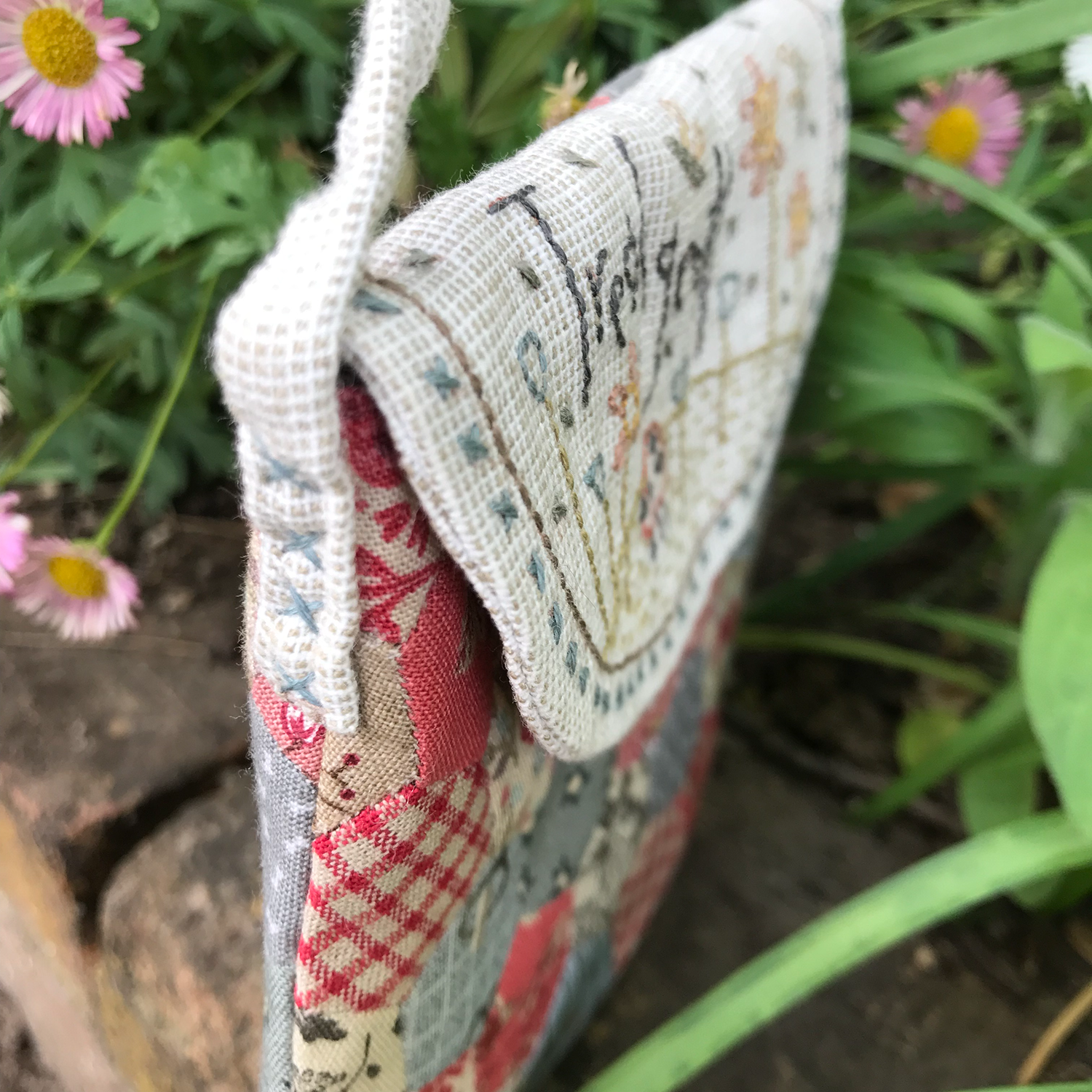 anni-downs-tread-gently-patron-petit-sac-tissu-brod-13-cm image 4