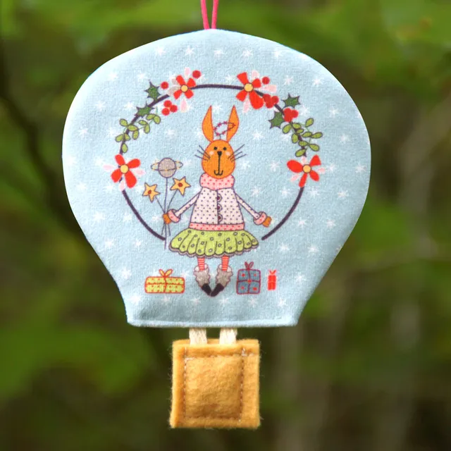 atelier-des-abcdaires-d-co-de-no-l-montgolfi-re-lapine-tutu-d-co-coudre-velours- image 1