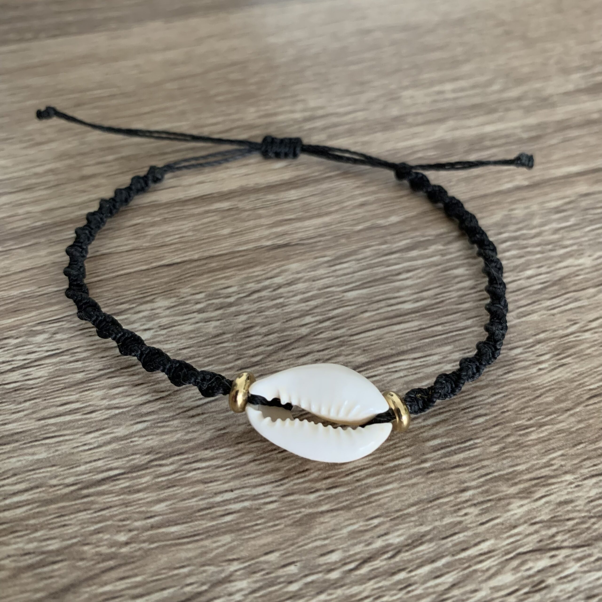 atelier-n-caux-coquillage-bracelet-micro-macram image 1