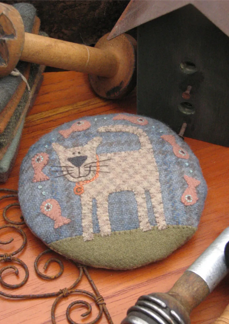 anni-downs-pincushions-claude-the-cat-pique-aiguilles-kit-laine image 1