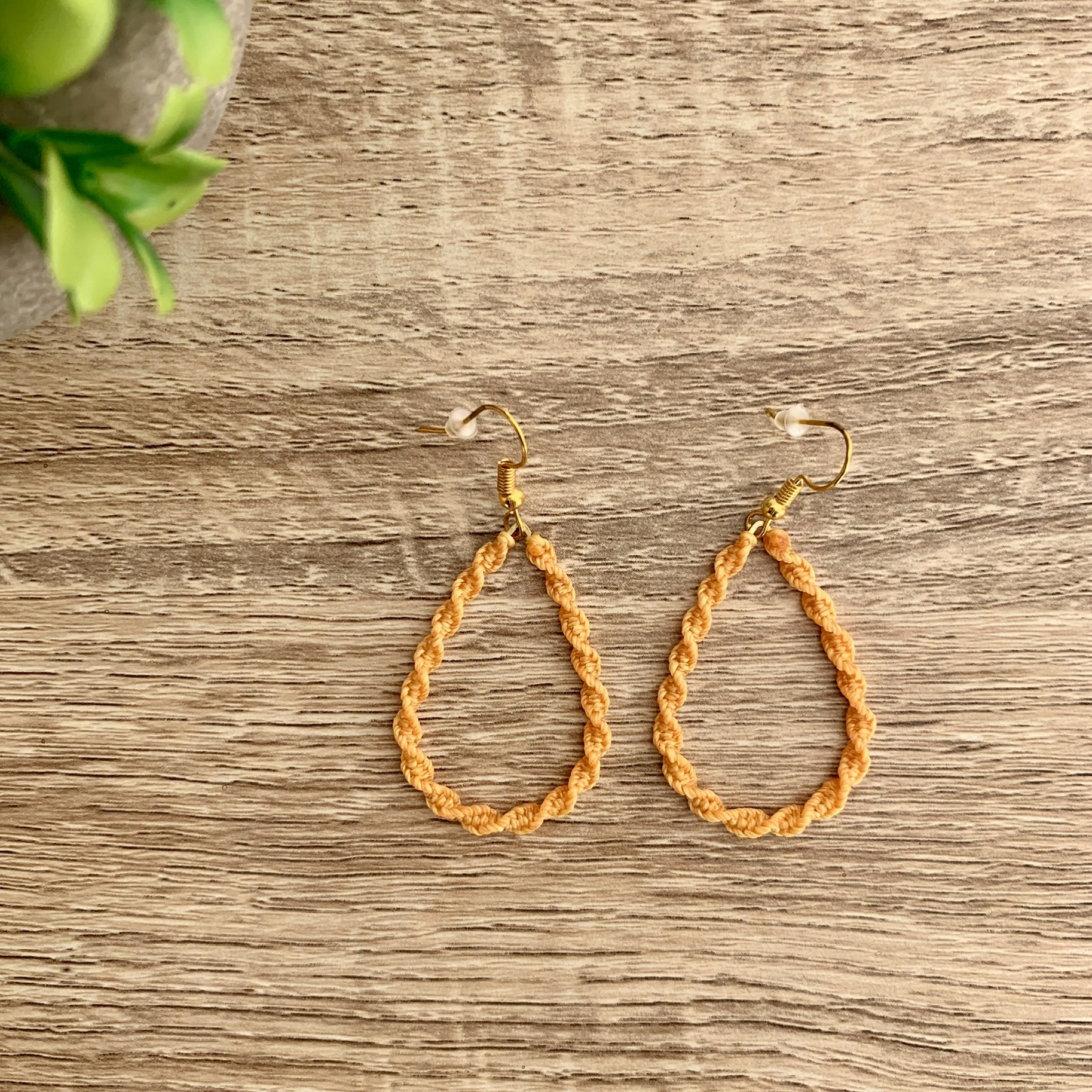 atelier-n-caux-bijoux-mya-boucles-d-oreilles-micro-macram-dor image 2