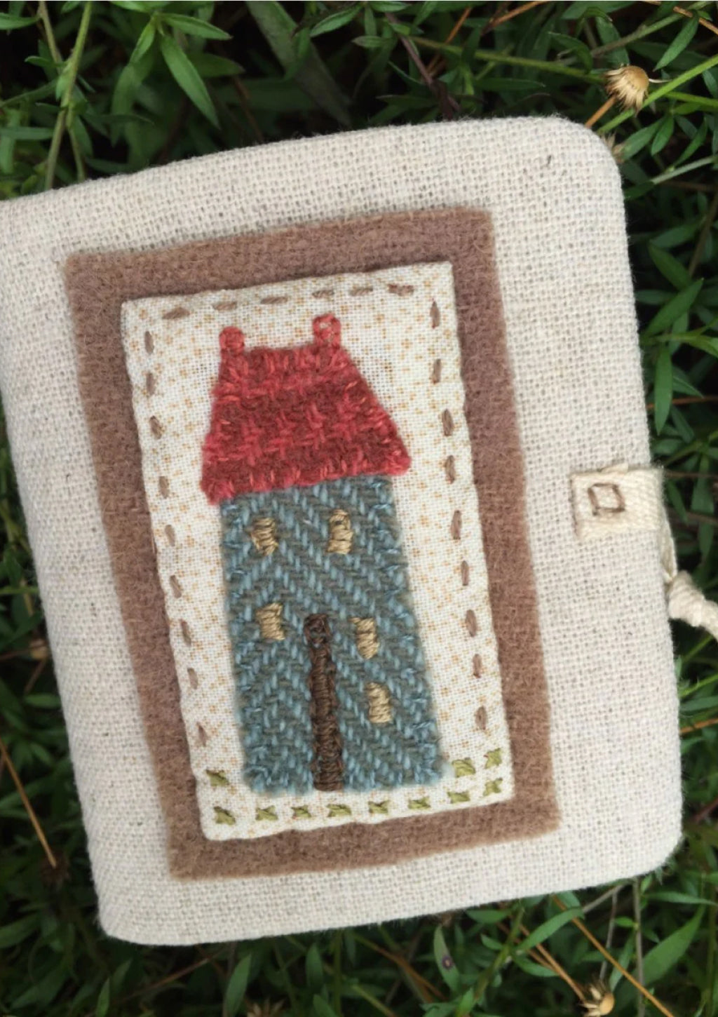 anni-downs-little-home-needlebook-patron-porte-aiguilles-week-end image 1