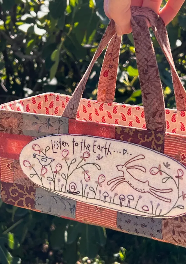 anni-downs-bags-listen-to-the-earth-patron-sac-rangement image 1