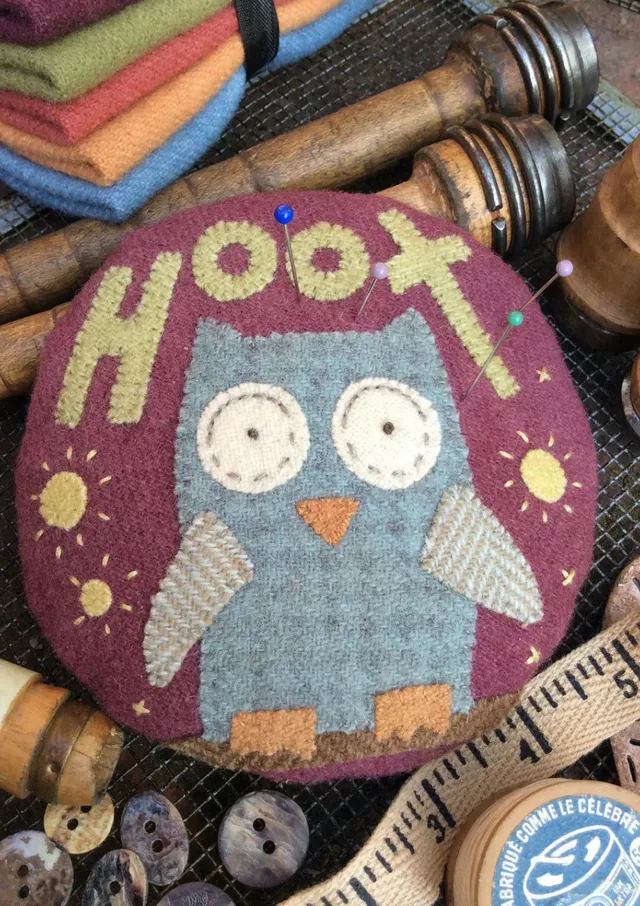 anni-downs-stitcheries-hilda-the-hoot-kit-pique-aiguilles-laine image 1