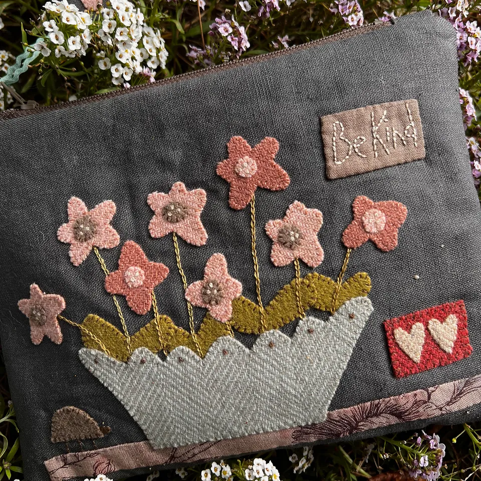 anni-downs-bags-be-kind-pouch-trousse-tissu-appliqu-laine image 1