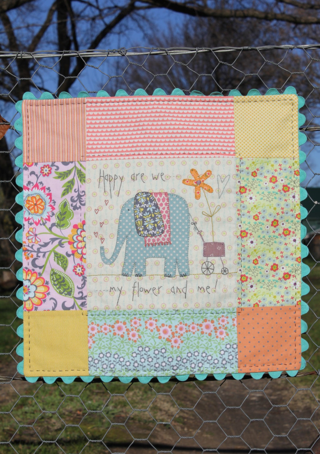 anni-downs-stitcheries-happy-elephant-patron-appliqu-l-phant image 1