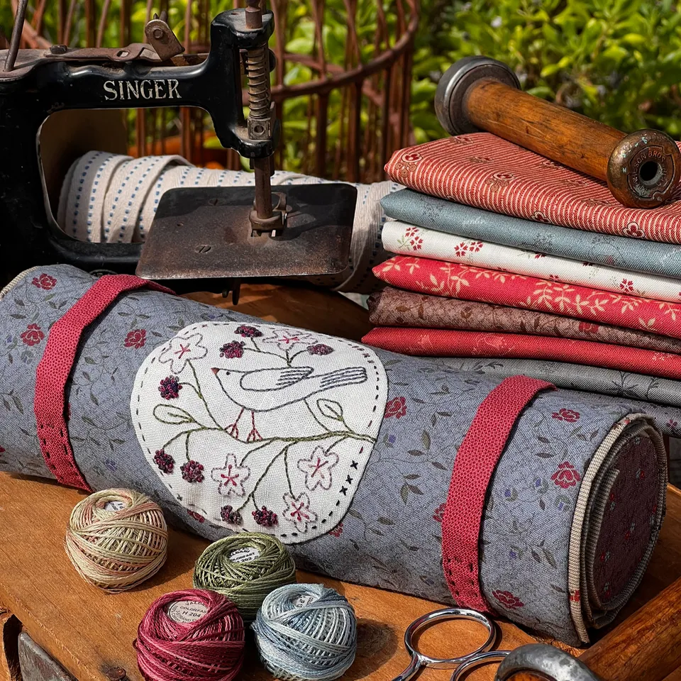 anni-downs-sewing-accessories-bird-in-blackberries-patron image 1
