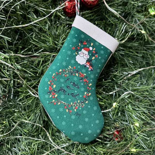 atelier-des-abcdaires-d-co-de-no-l-botte-velours-verte-p-re-no-l image 1