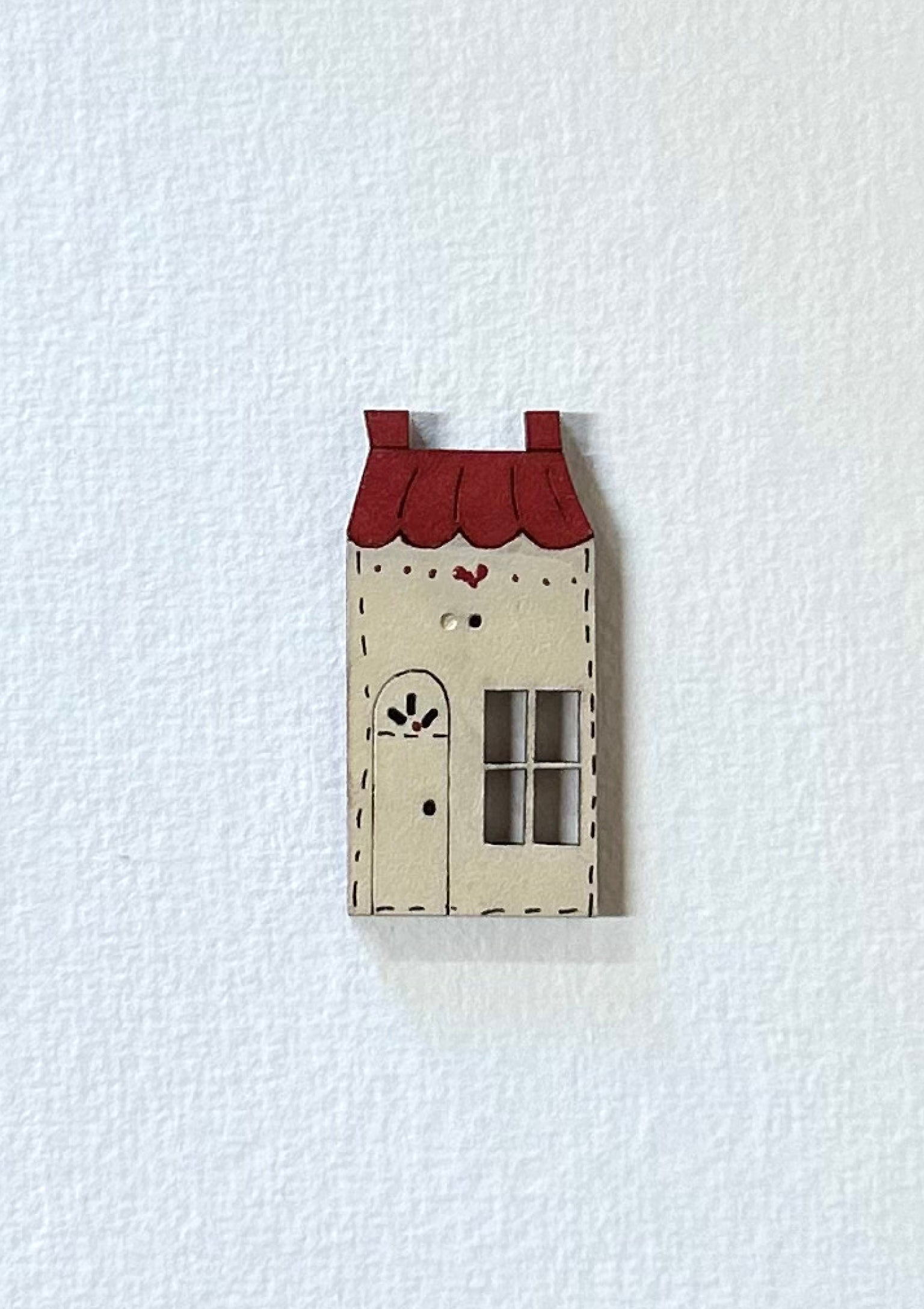 anni-downs-the-shoppe-bouton-bois-maison-bleu image 3