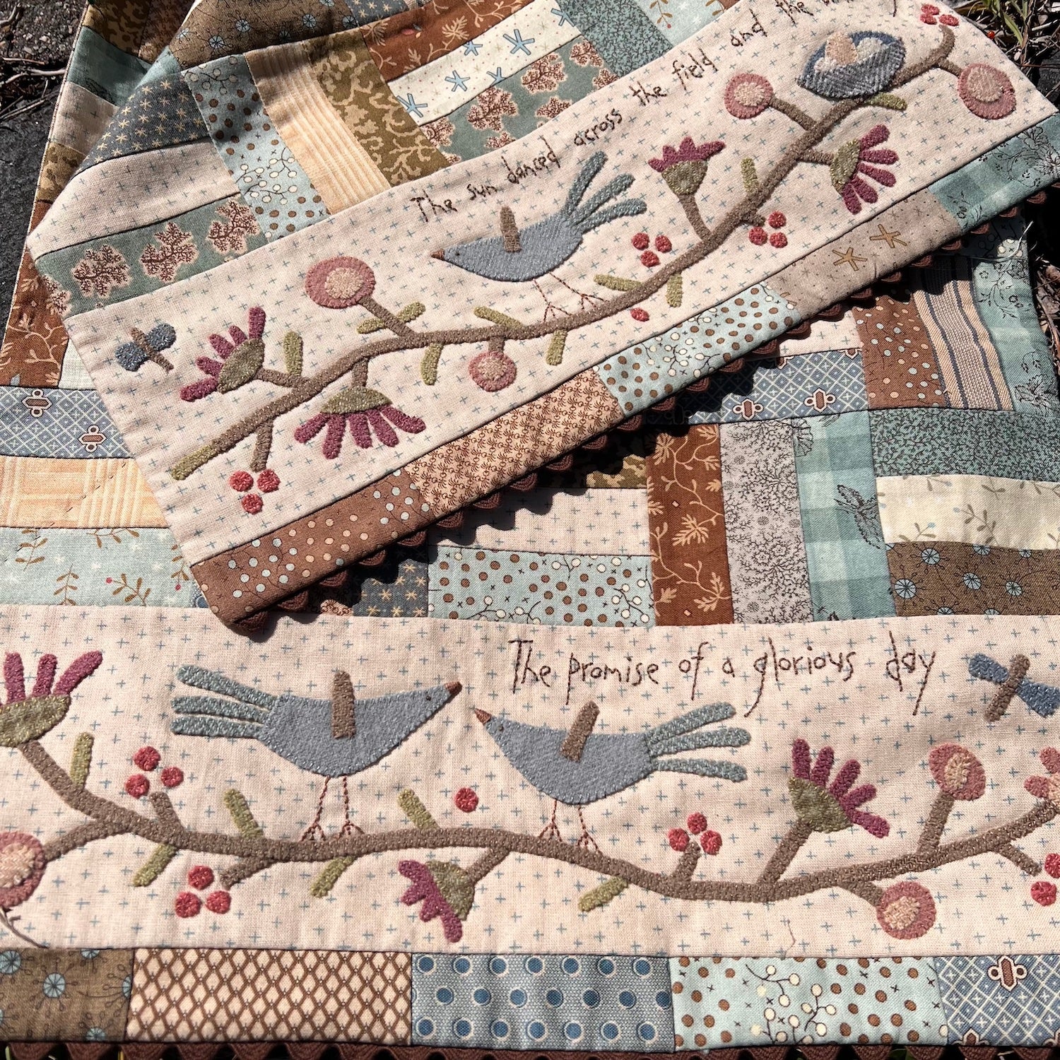 anni-downs-table-runners-songbird-patron-chemin-de-table-oiseaux image 6