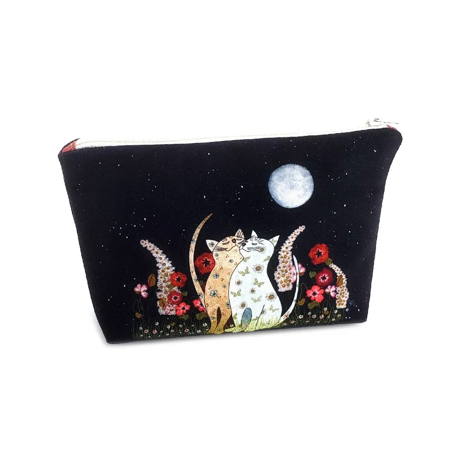 atelier-des-abcdaires-kit-couture-trousse-maquillage-chats-noir-velours image 1