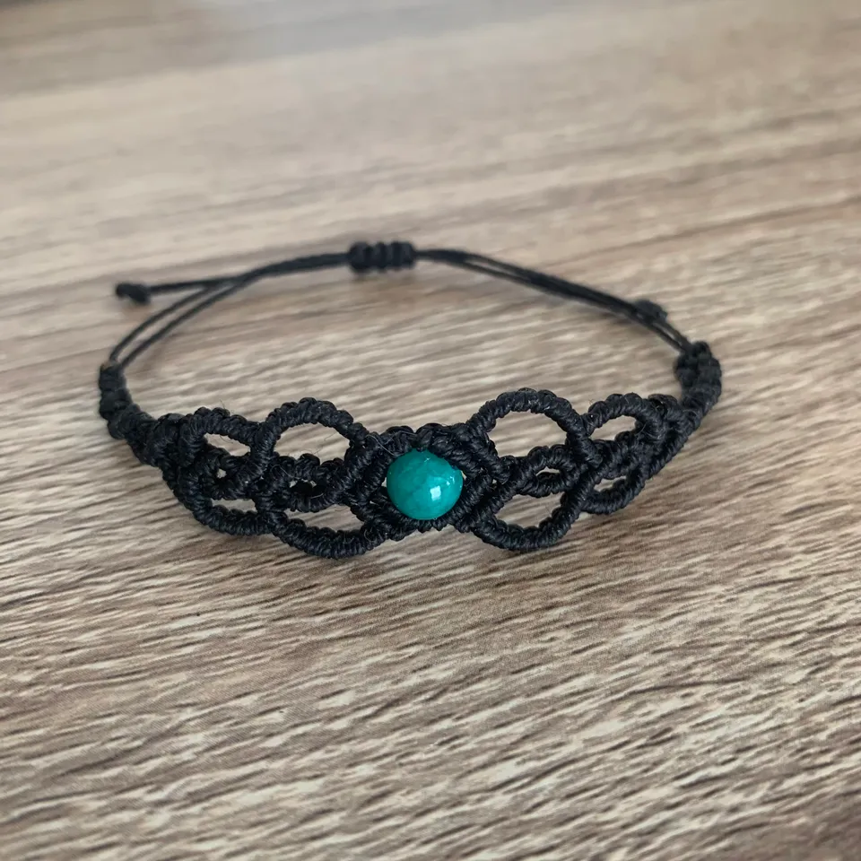 atelier-n-caux-bracelet-micro-macram-dentelle-jade-teint-noir-r-glable image 1