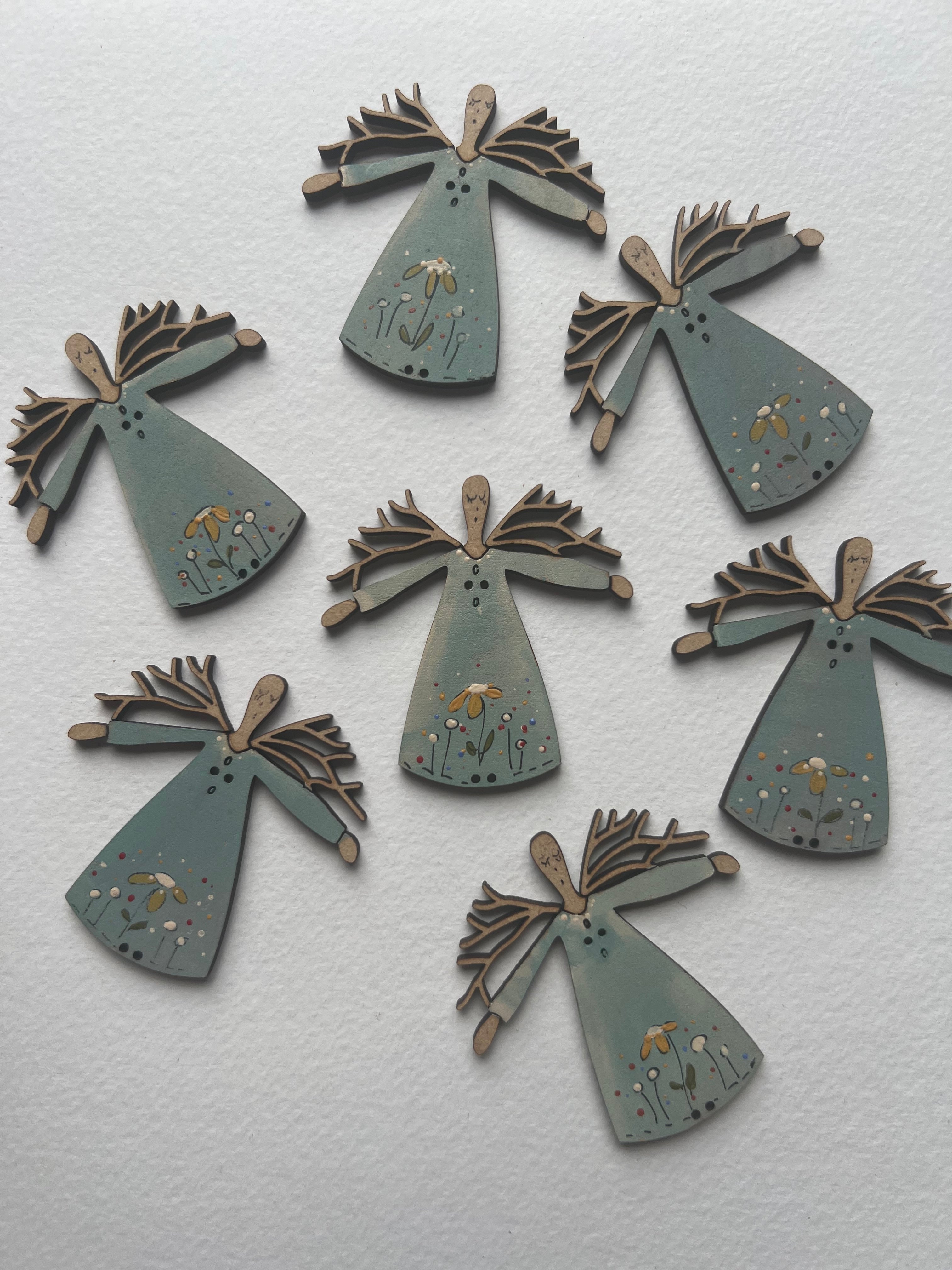 anni-downs-twig-angels-bouton-bois-ange-peint-main-50-mm image 5