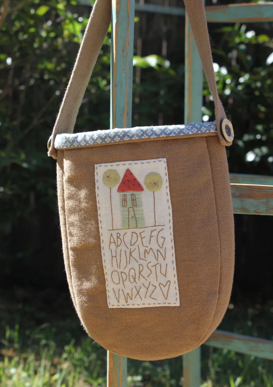anni-downs-cottage-sampler-bag-patron-sac-stitchery-tissu image 1