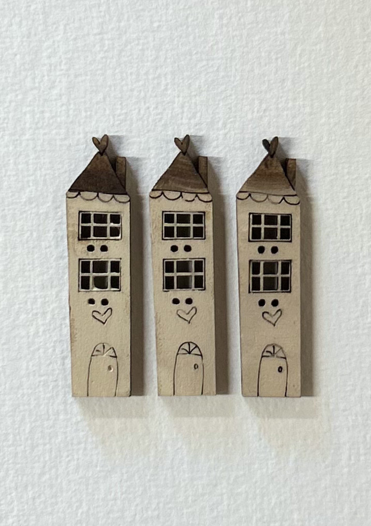 anni-downs-giftware-city-house-bouton-bois-bleu-peint-main image 3