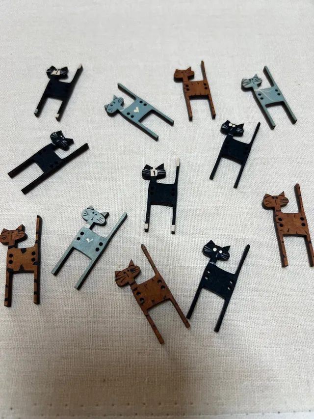 anni-downs-one-fun-cat-bouton-bois-peint-main-beige image 1