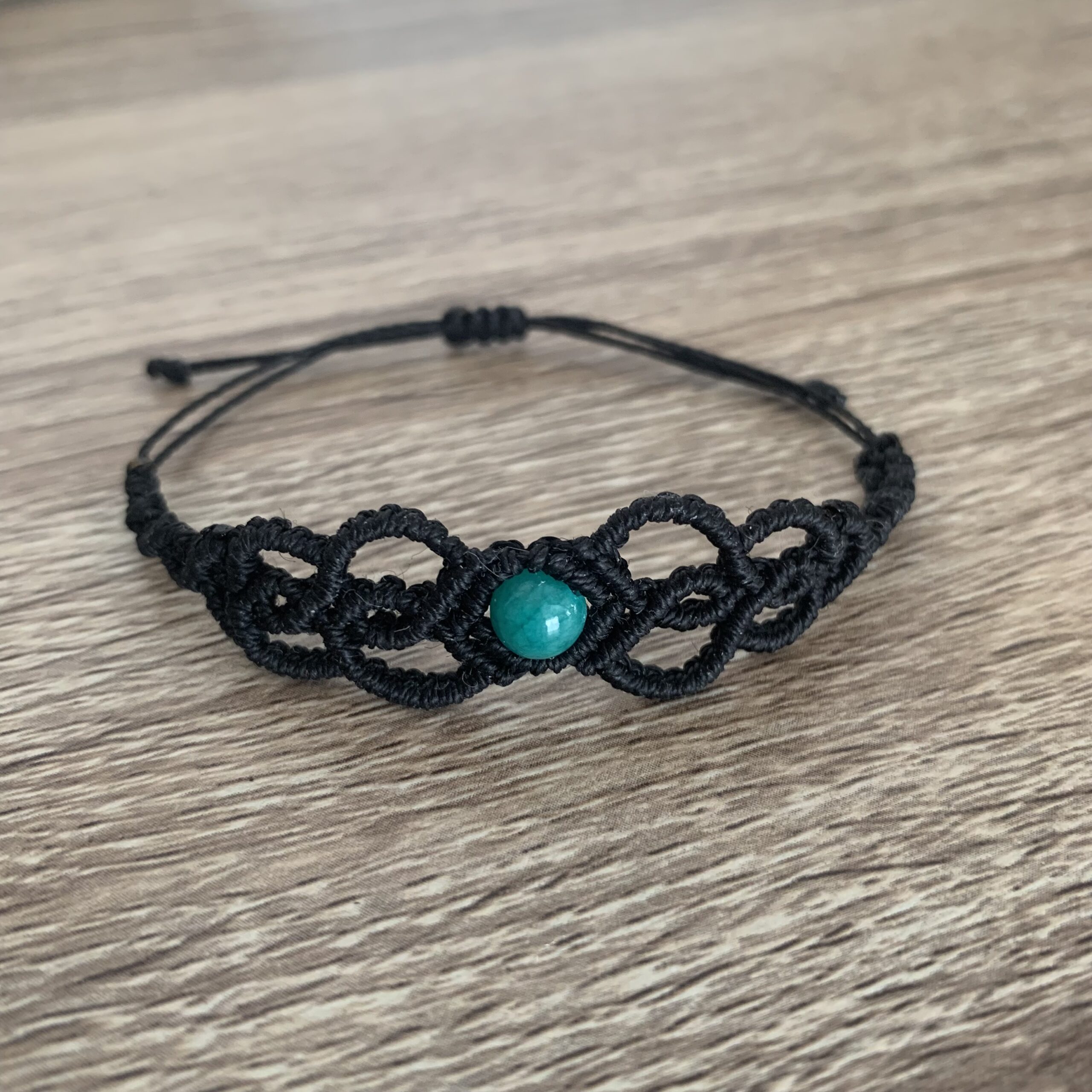 atelier-n-caux-bracelet-micro-macram-dentelle-jade-teint-noir-r-glable image 1