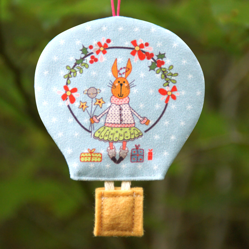 atelier-des-abcdaires-d-co-de-no-l-montgolfi-re-lapine-tutu-d-co-coudre-velours- image 1