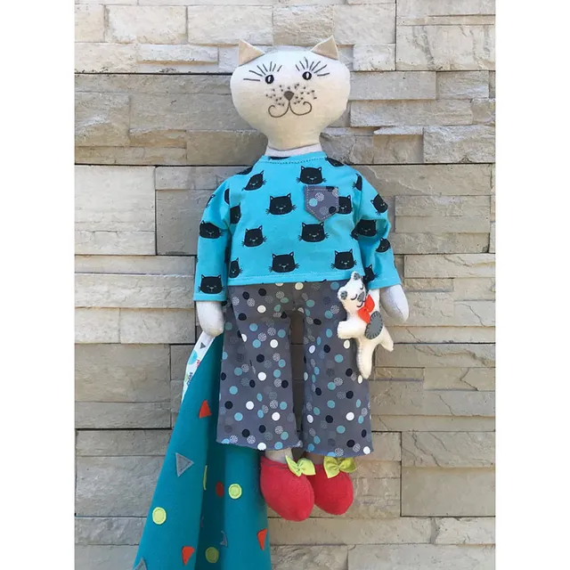 atelier-des-abcdaires-patron-poup-e-lulu-le-chat-en-pyjama-50-cm image 1