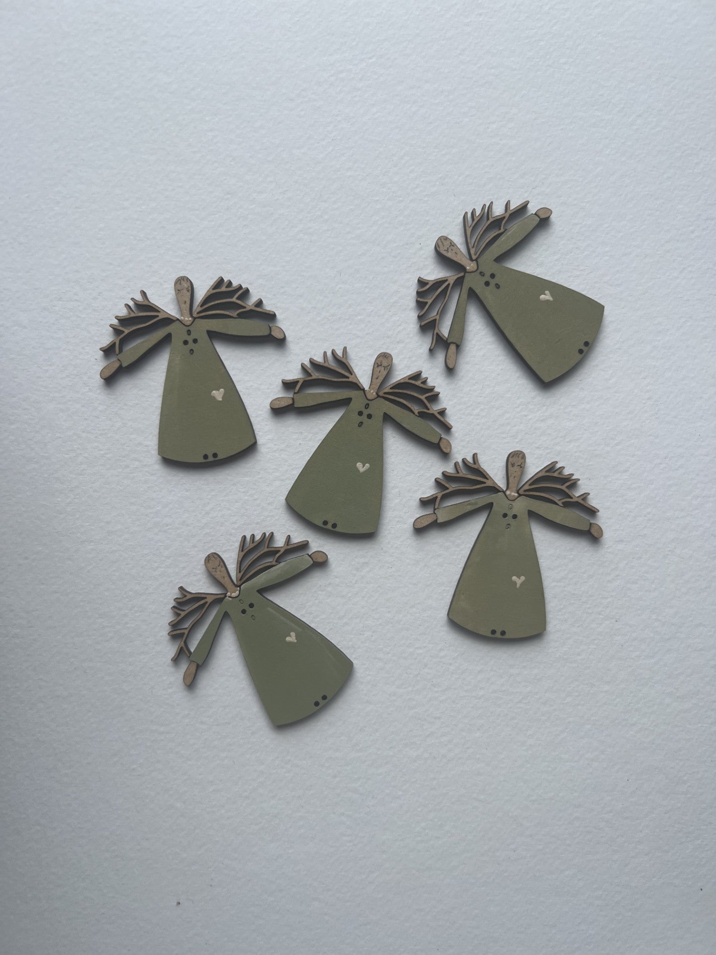 anni-downs-twig-angels-bouton-bois-ange-peint-main-50-mm image 4