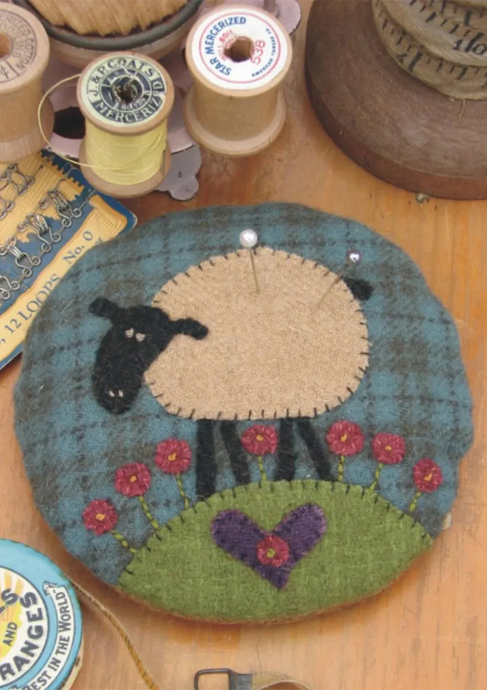 anni-downs-larry-the-lamb-kit-pique-aiguilles-mouton-laine image 1